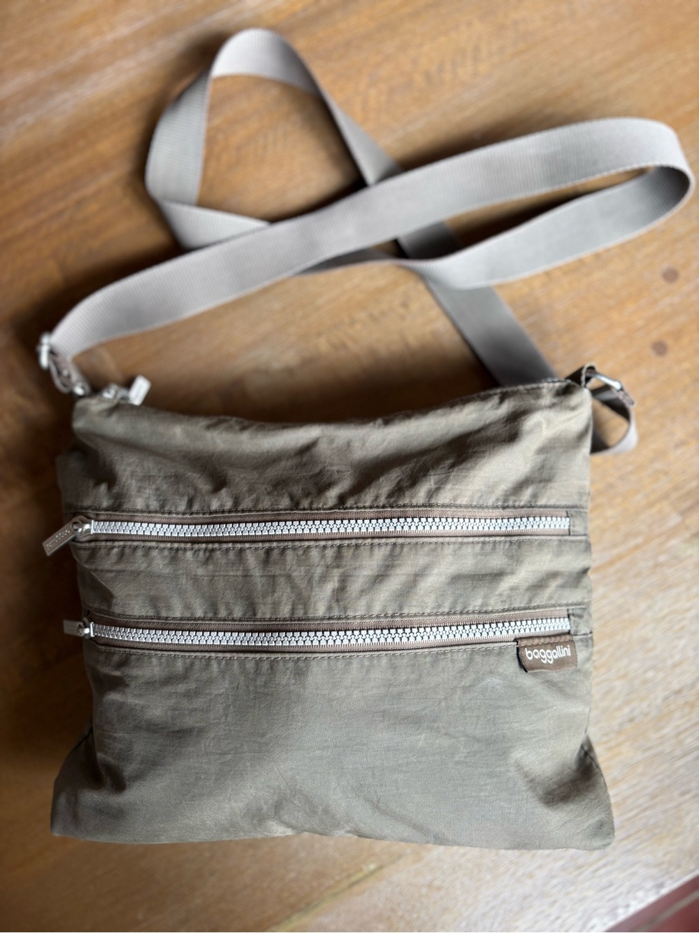 Baggallini Lightweight Crossbody Bag in kaki tone